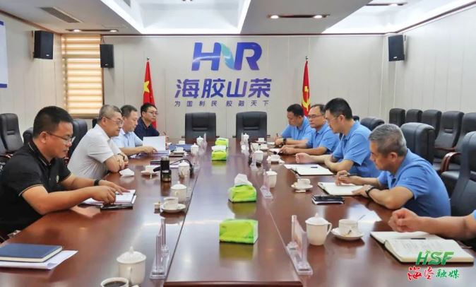 艾軼倫在海南橡膠山榮分公司座談。